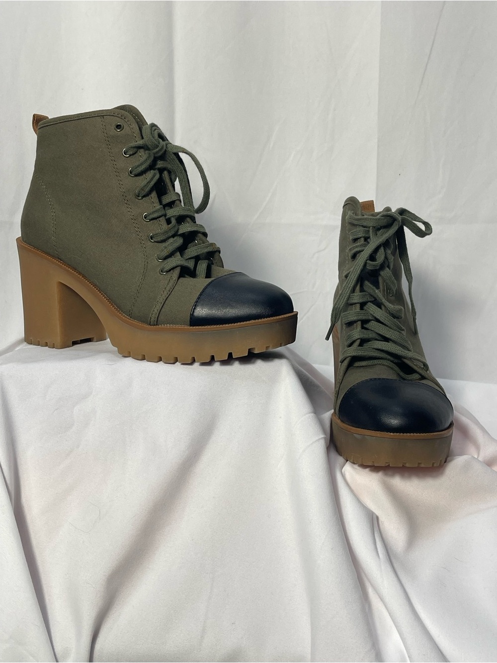 Chinese Laundry Olive Lace-Up Block Heel Boots w/Black Cap. Sz 8 military vibes